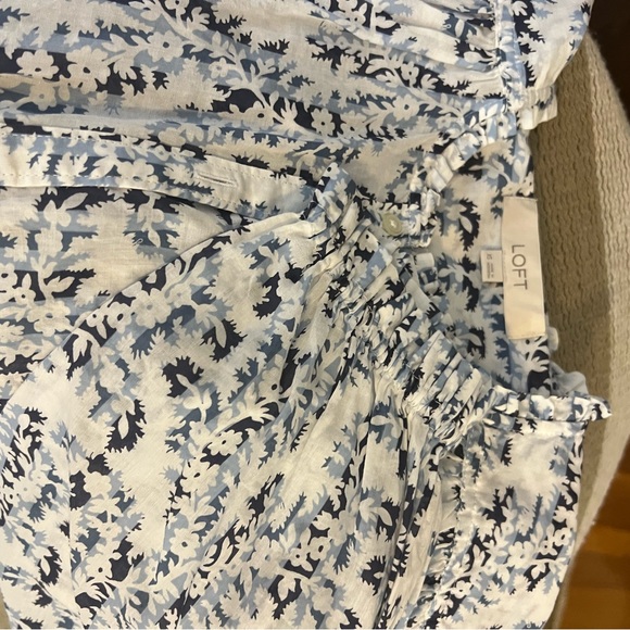 LOFT blue and white floral woven blouse with button front and ruffled collar EUC - Picture 5 of 5
